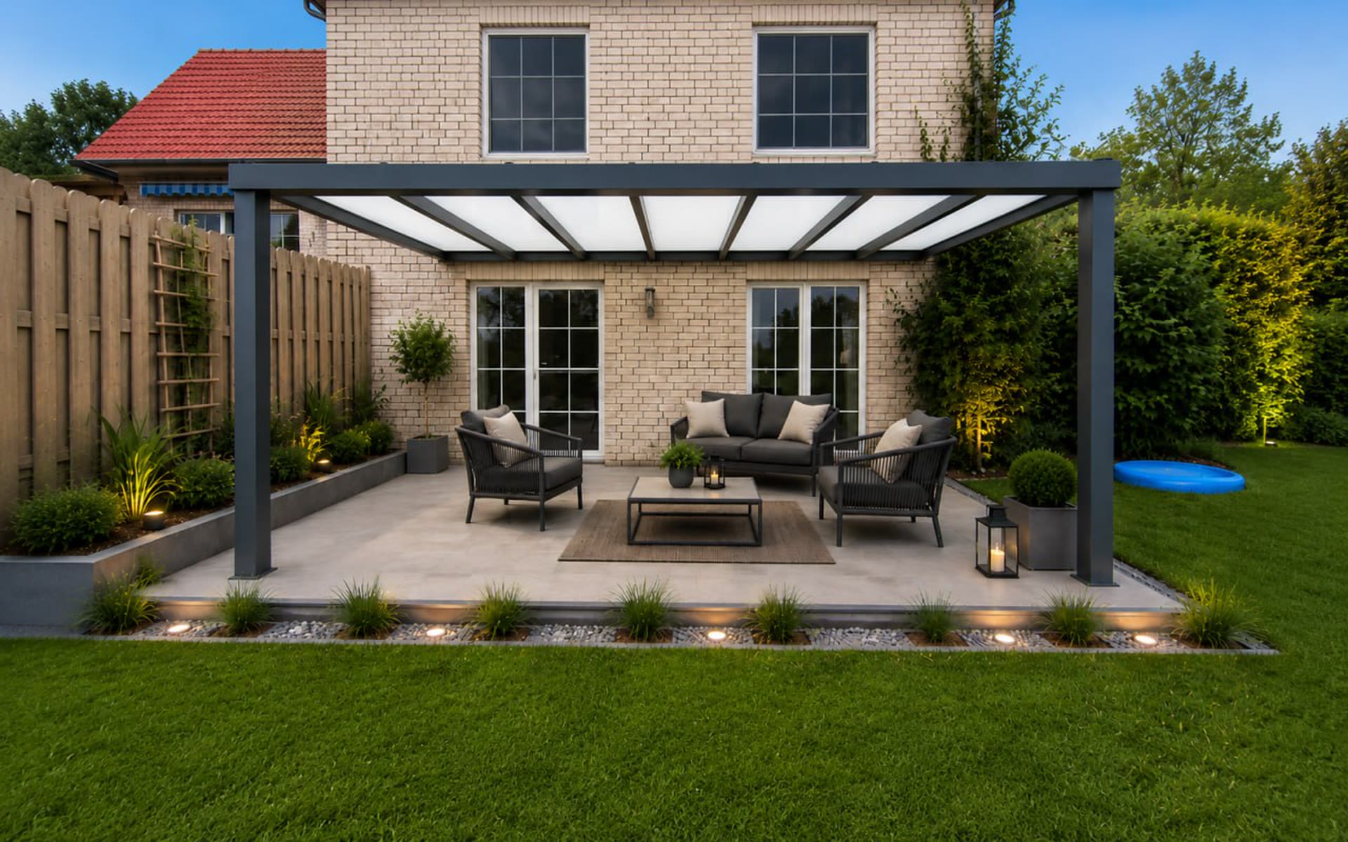 Anthrazitfarbene PCSdach® Terrassenüberdachung am Wohnhaus