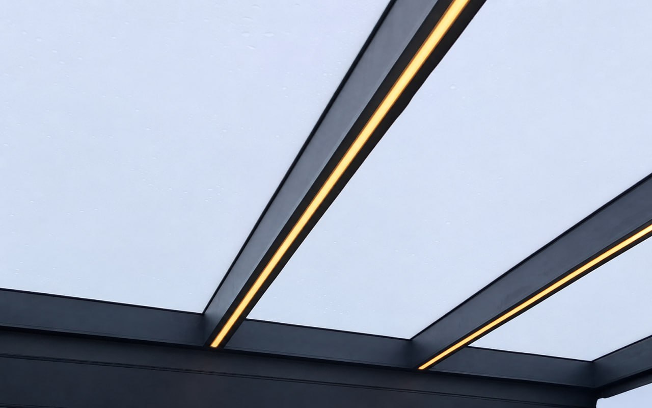 Detailansicht der warmweißen LED-Beleuchtungsprofile unter dem Terrassendach
